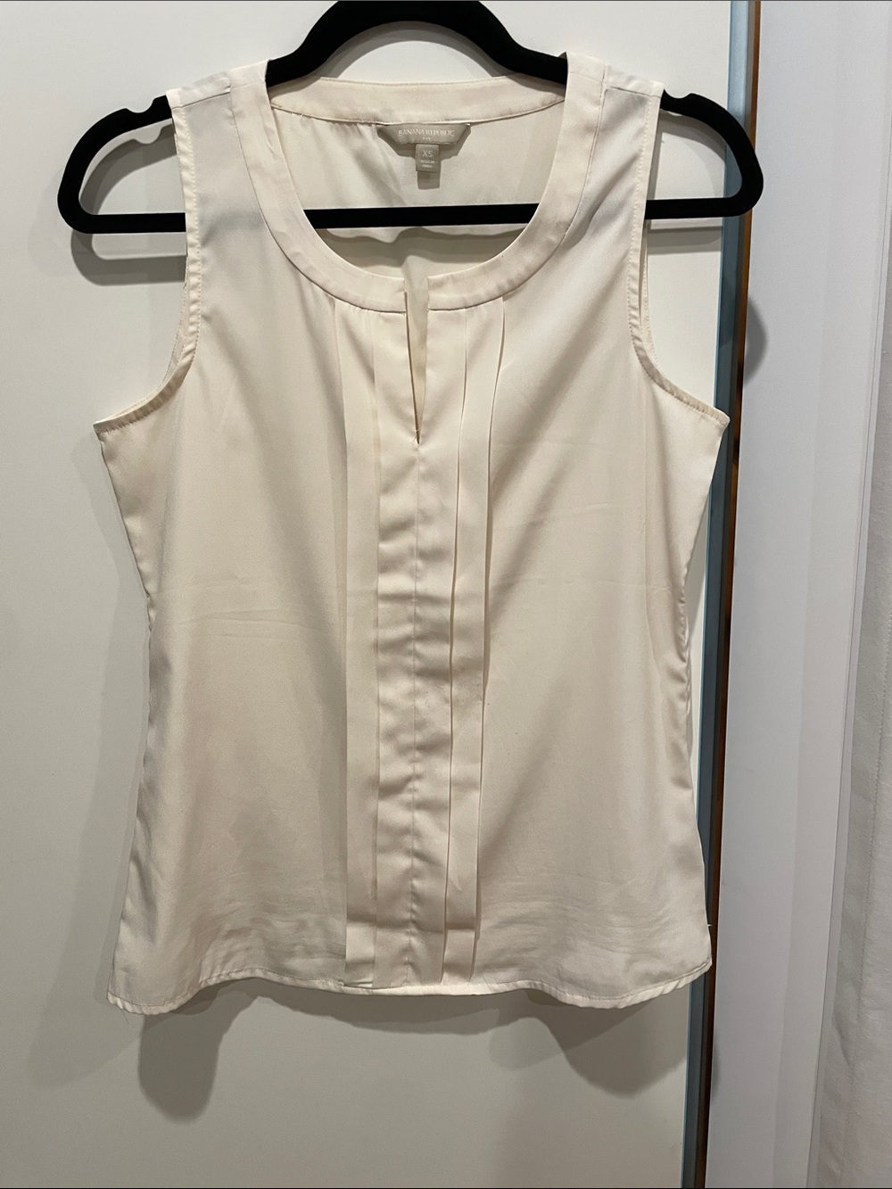 Banana Republic Ivory Pleated Sleeveless Pleated V-Neck Blouse Shell